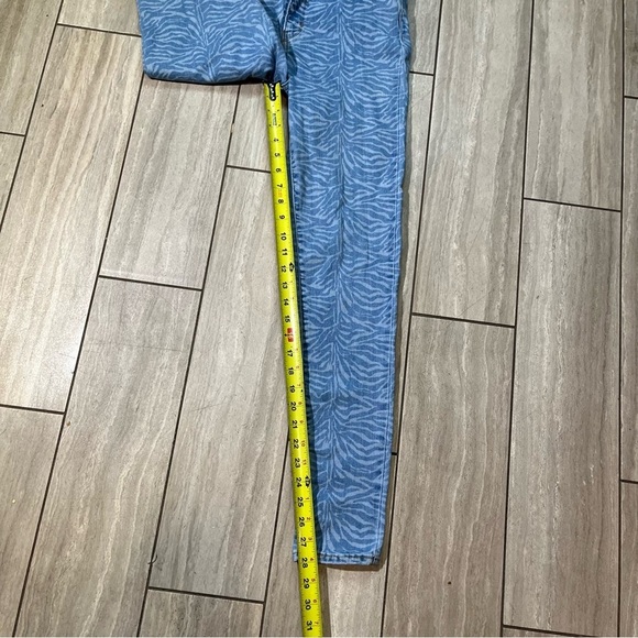 Levi's 720 Womens Light Wash Zebra-Print High-Rise Jeans Size 29 - Picture 5 of 9